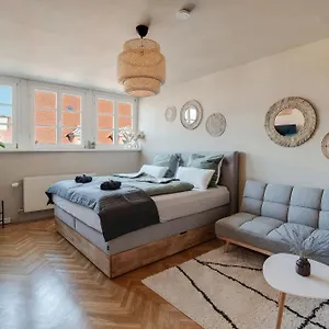 Boho Design Studio - Historic City Center With Free Parking & Aircon By Hero Homes Apartment